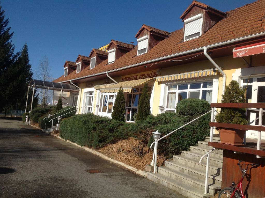 Club Torony Hotel Exterior photo